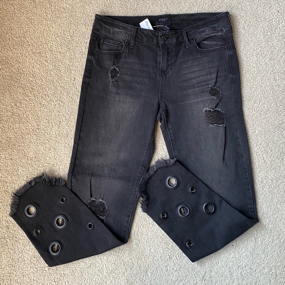 Grommet Fray Distressed Ankle Jeans